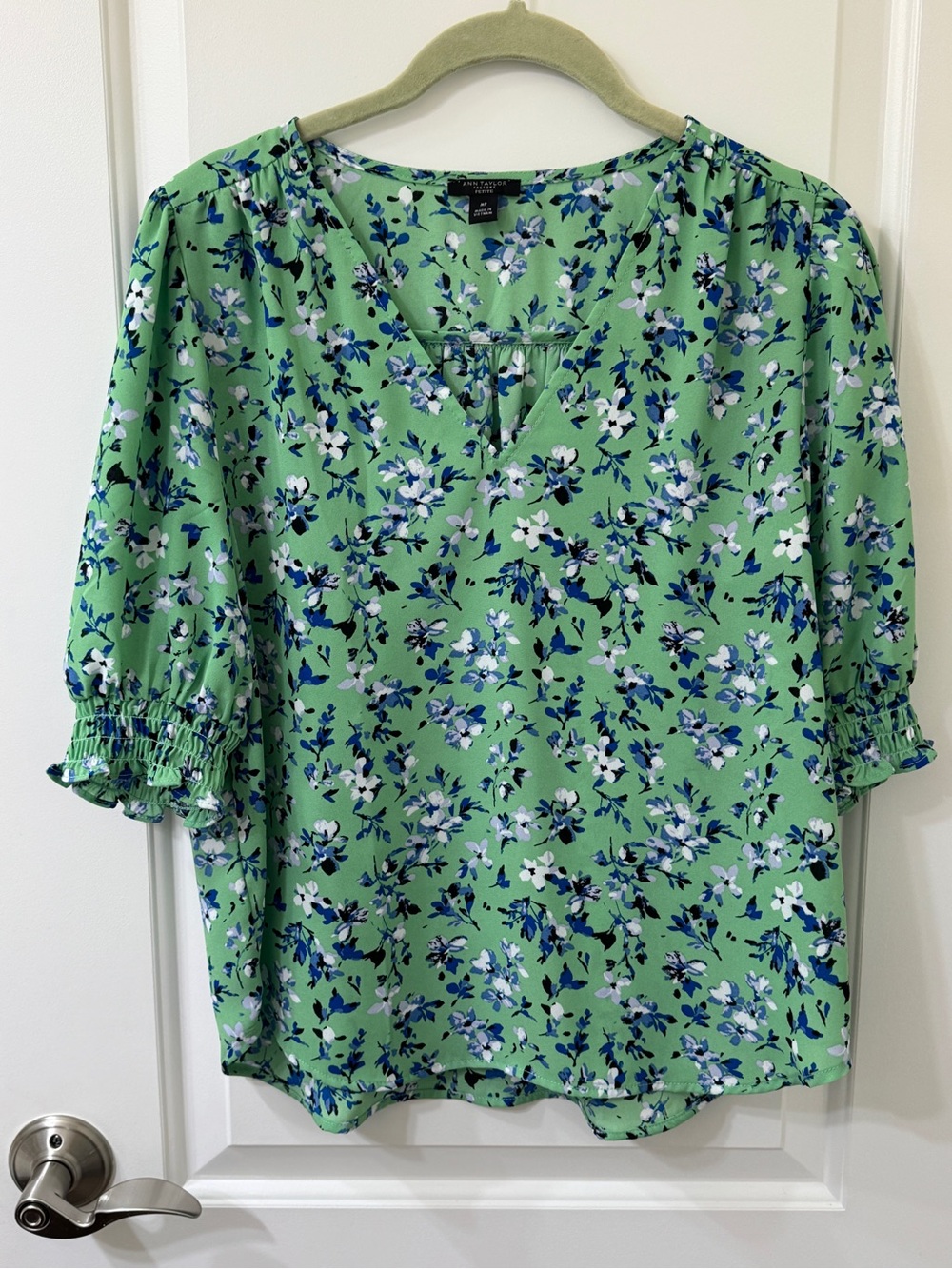 Ann Taylor Factory Mint Green Floral V-Neck Puff Sleeve Blouse